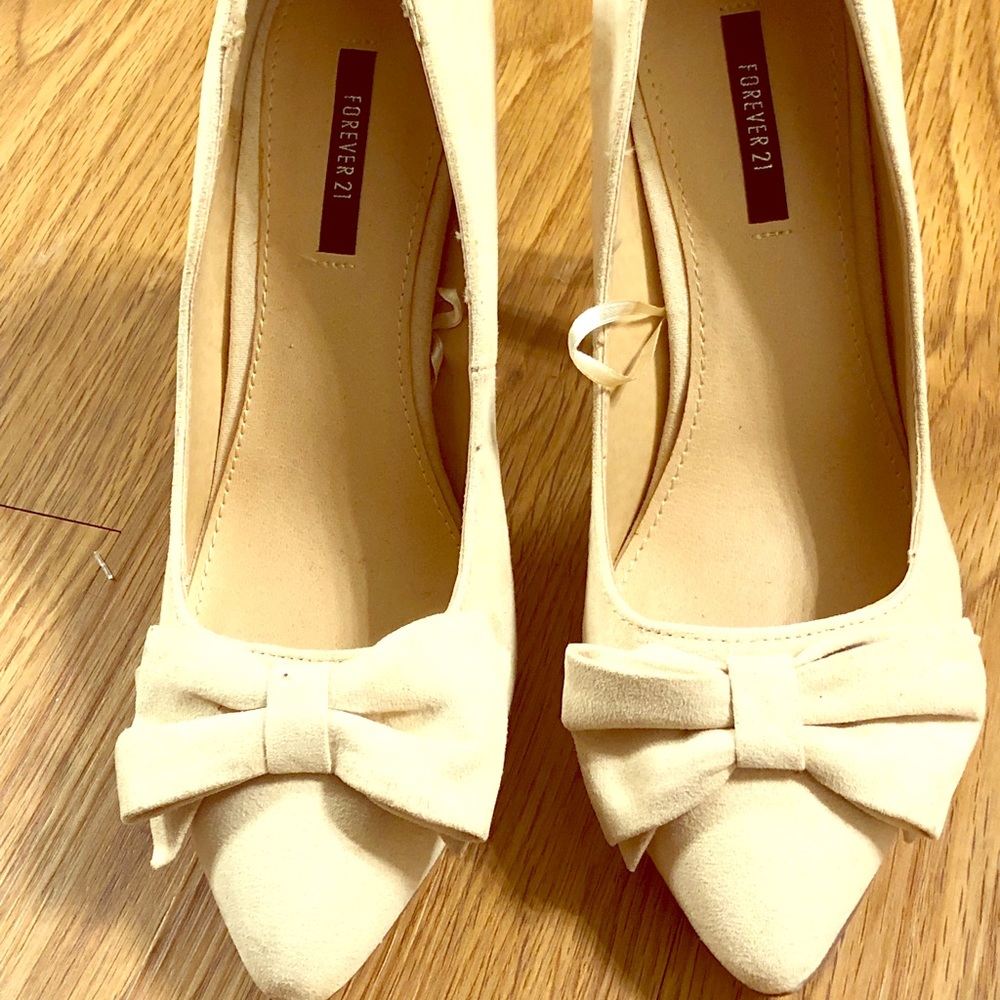 Nude pumps